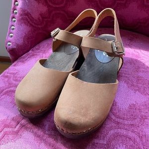 Adorable Lotta Tan Mary Jane Clogs, 7 Excellent